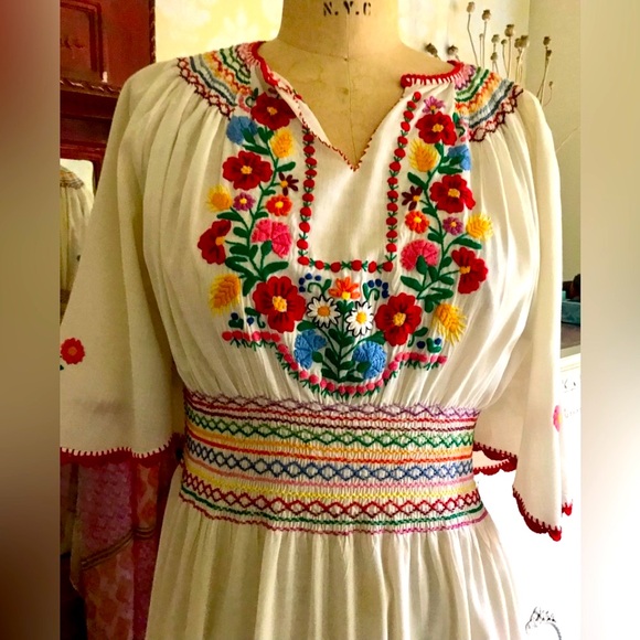 This one is a beauty! Vintage Hungarian embroidered ethnic BoHo peasant dress - Picture 2 of 11